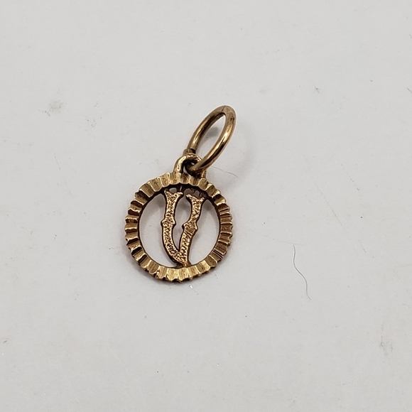 10k Gold Circle Pendant Charm Letter V - Picture 6 of 9